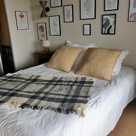 D Hotes, La Maison De Kat Bed & Breakfast 3*